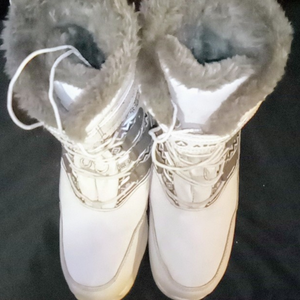 Air walk boots with furr size 8